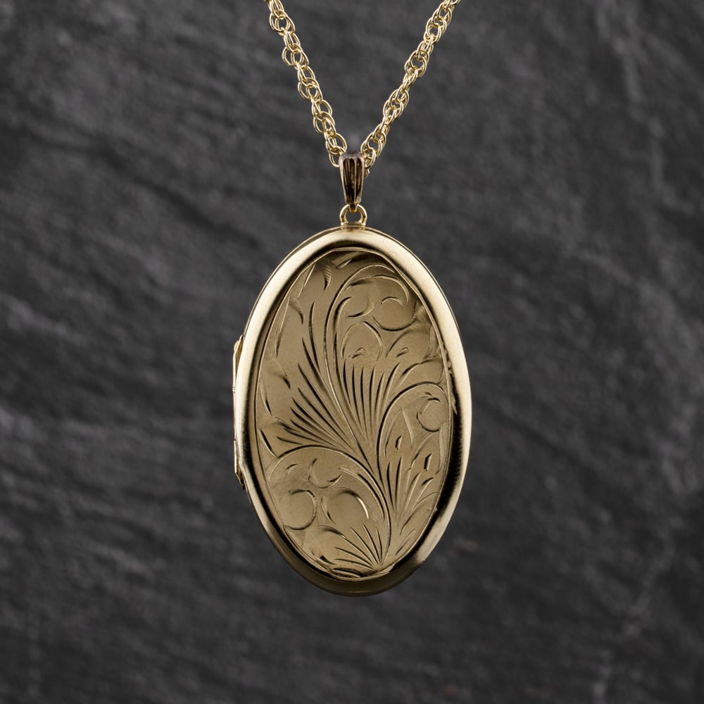 Pre-Owned Vintage 9ct Yellow Gold Large Hand Engraved Oval Locket Pendant &amp; 24 Inch Prince Of Wales Chain 41143437