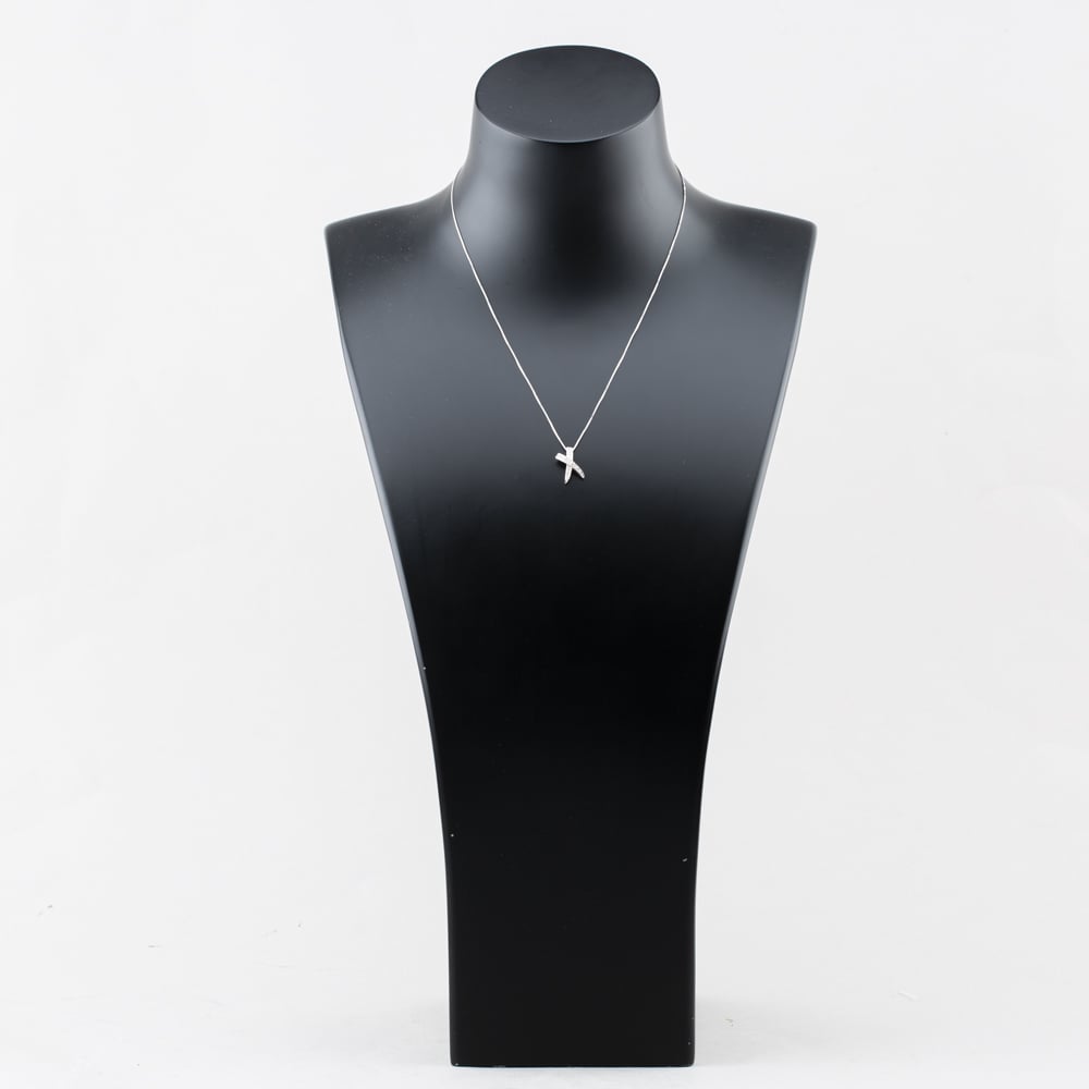 Pre-Owned 9ct White Gold Diamond Set Kiss Pendant & 16 Inch Box Chain 41143474