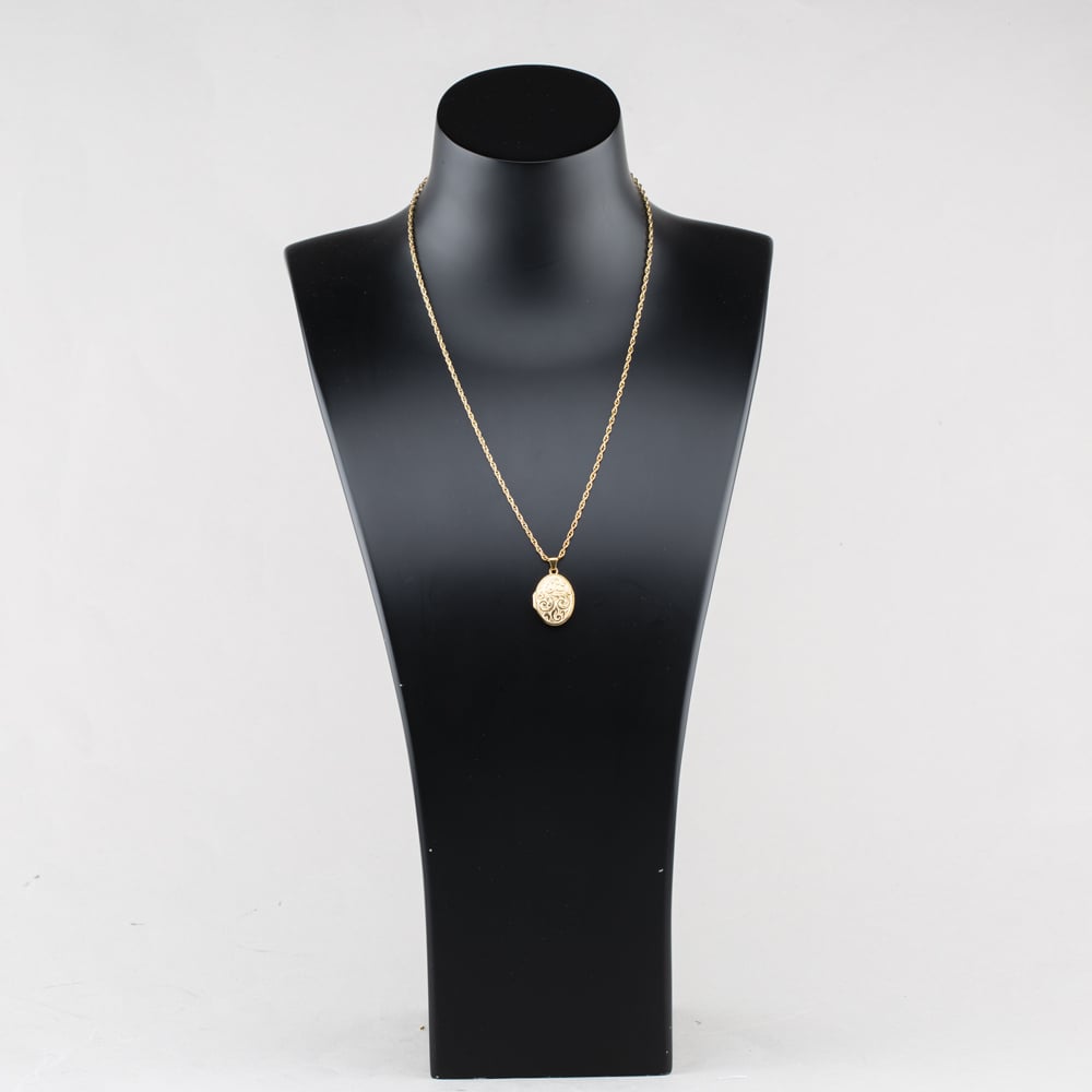 Pre-Owned 9ct Yellow Gold Oval Patterned Locket Pendant & 18 Inch Prince Of Wales Chain 41143499