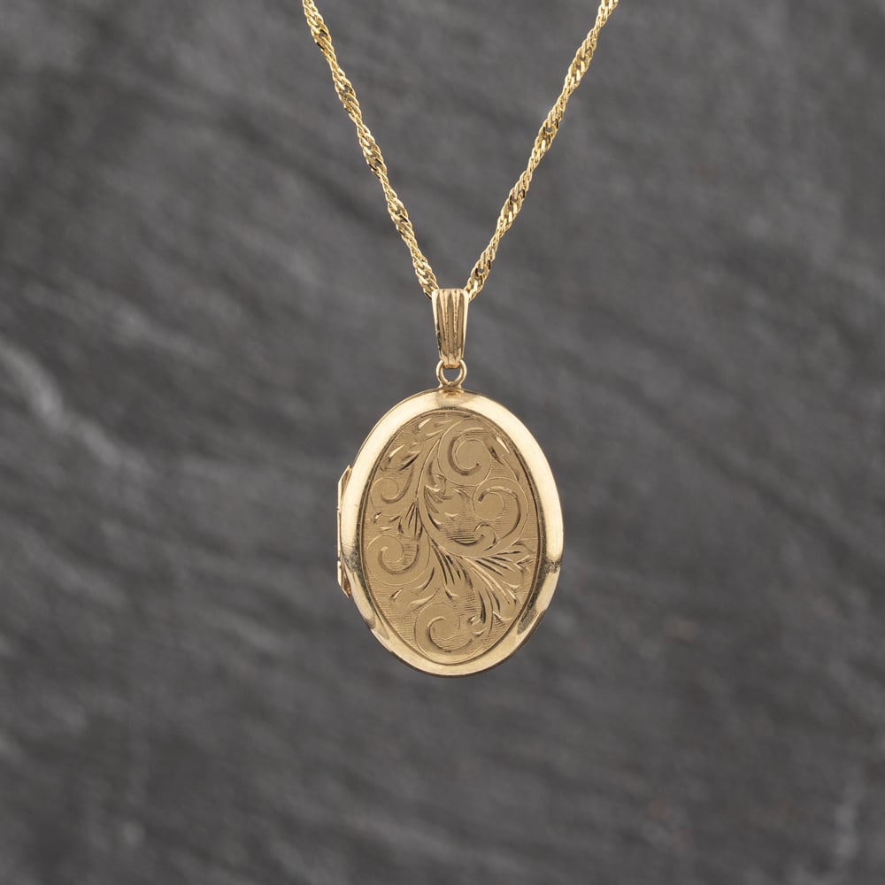 Pre-Owned 9ct Yellow Gold Oval Hand Engraved Locket Pendant &amp; 18 Inch Curb Chain 41143521