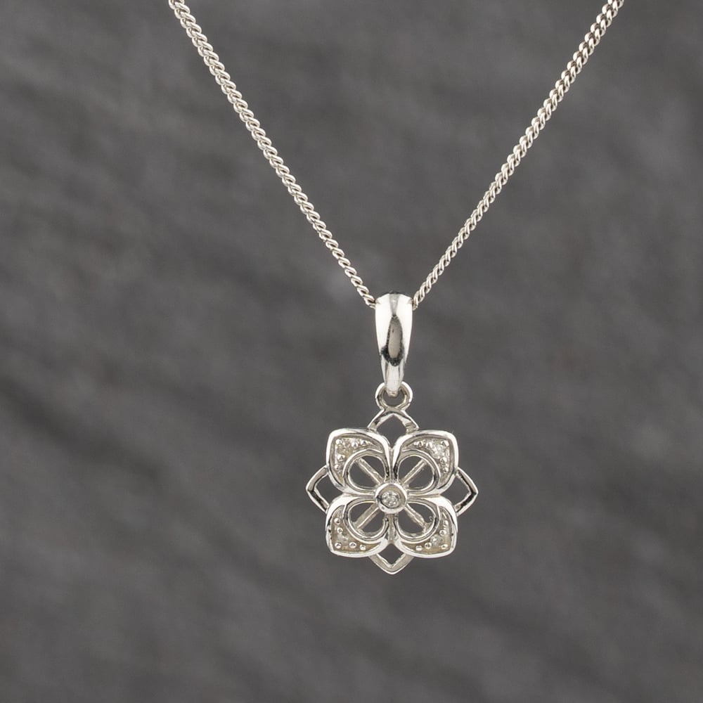 Pre-Owned 9ct White Gold Diamond Flower Pendant &amp; 18 Inch Curb Chain 41143530