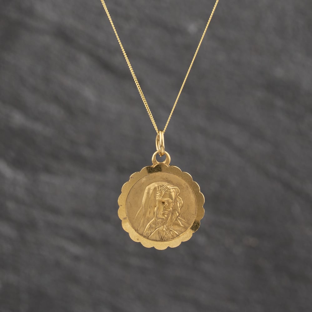 Pre-Owned 9ct Yellow Gold Mary Scollop Edged Pendant &amp; 18 Inch Curb Chain 41143540