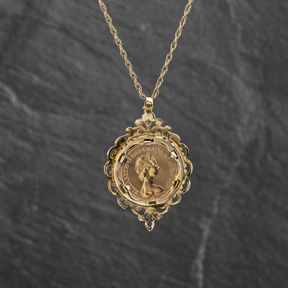 Pre-Owned 9ct Yellow Gold Queen Elizabeth II 1978 Full Sovereign Coin Keeper Pendant & 18 Inch Prince Of Wales Chain 41143551BND