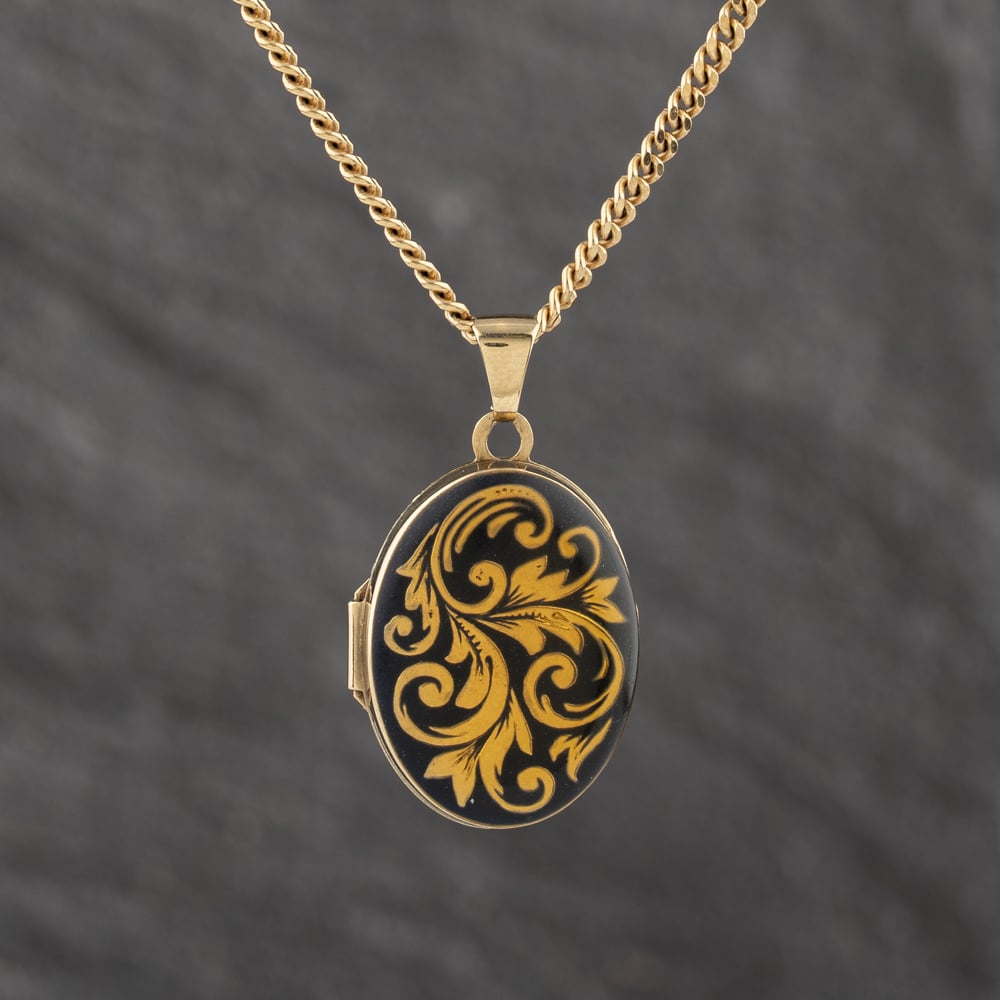 Pre-Owned 9ct Yellow Gold Enamel Oval Locket Pendant &amp; 18 Inch Curb Chain 41143554