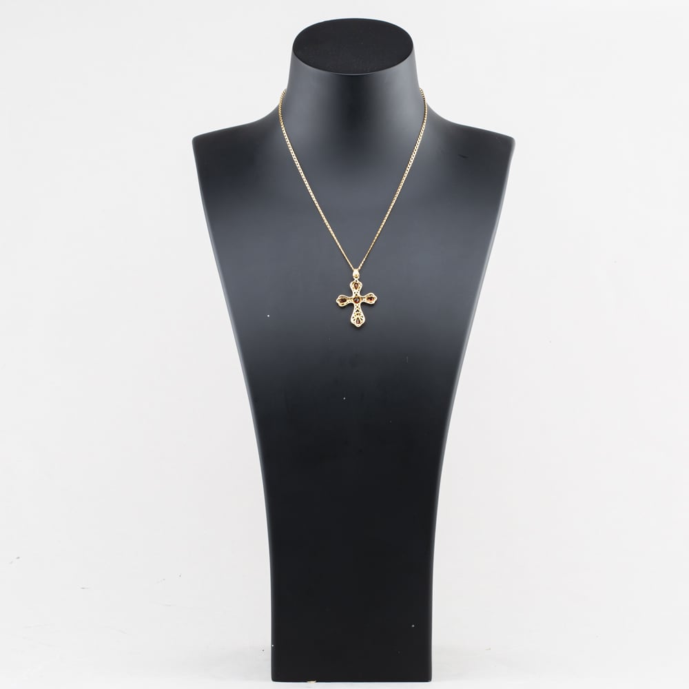 Pre-Owned 9ct Yellow Gold Garnet Set Cross Pendant & 16 Inch Curb Chain 41143559