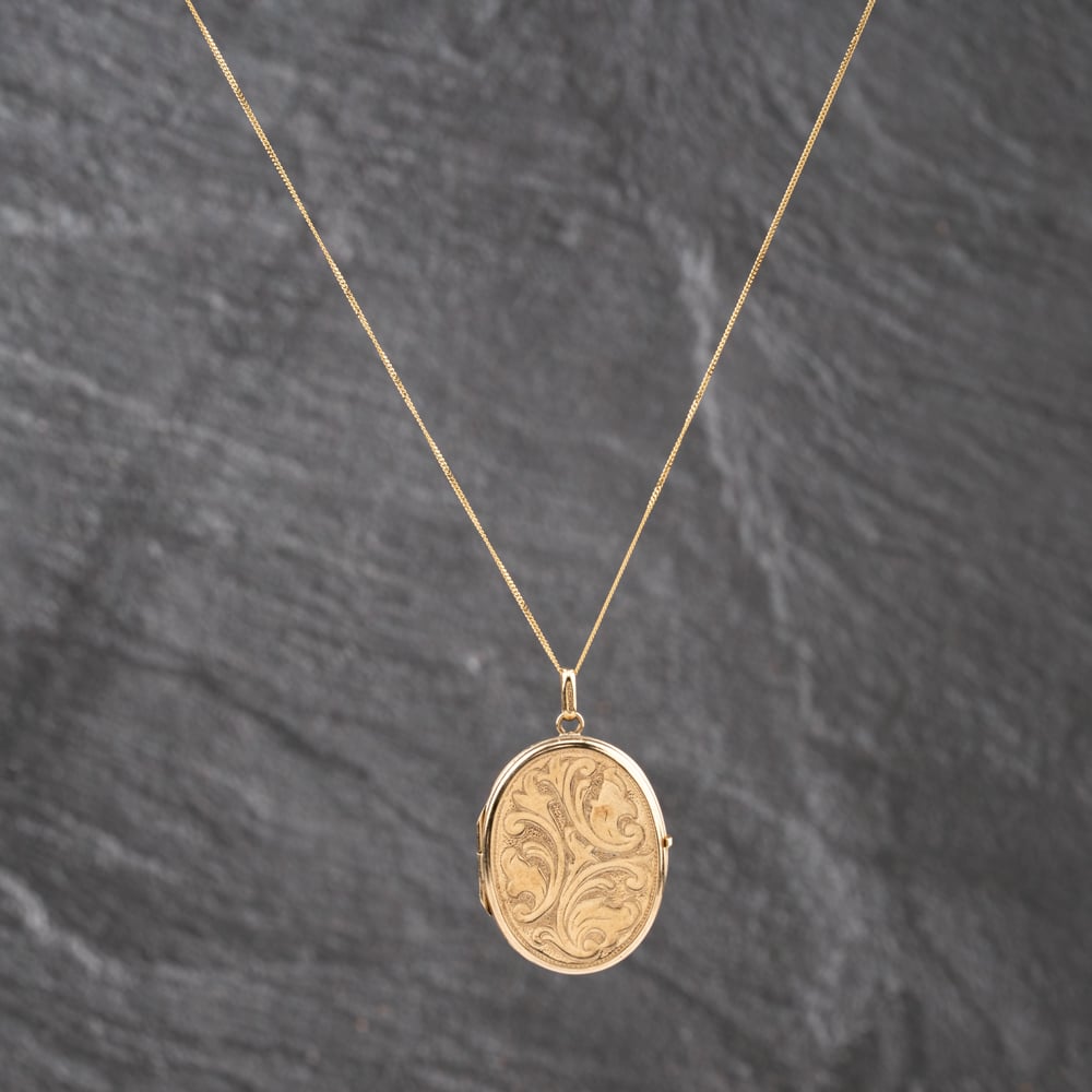 Pre-Owned 9ct Yellow Gold Engraved Oval Locket Pendant &amp; 18 Inch Curb Chain 41143585