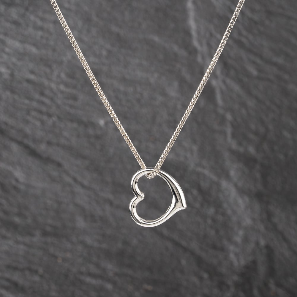 Pre-Owned 9ct White Gold Open Heart Pendant &amp; 18 Inch Curb Chain 41143591