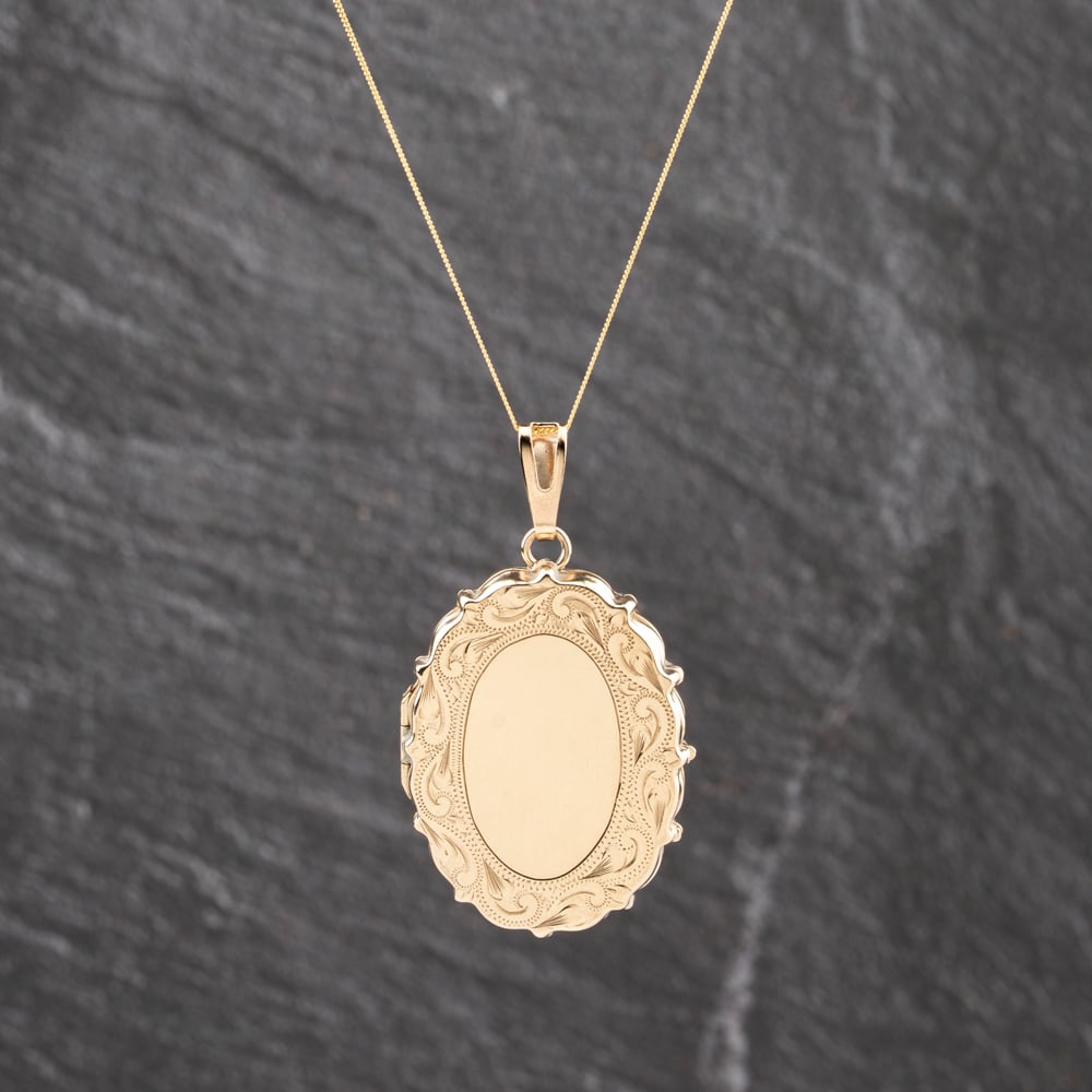 Pre-Owned 9ct Yellow Gold Oval Engraved Locket Pendant &amp; 18 Inch Curb Chain 41143605