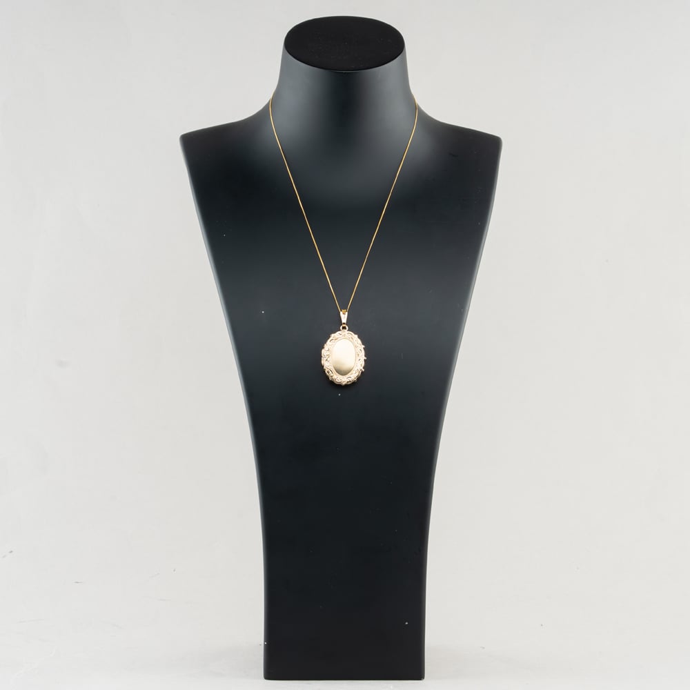 Pre-Owned 9ct Yellow Gold Oval Engraved Locket Pendant & 18 Inch Curb Chain 41143605