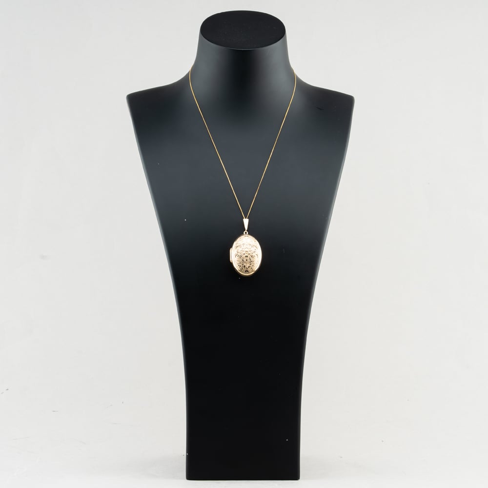 Pre-Owned 9ct Yellow Gold Oval Patterned Locket Pendant & 18 Inch Curb Chain 41143606