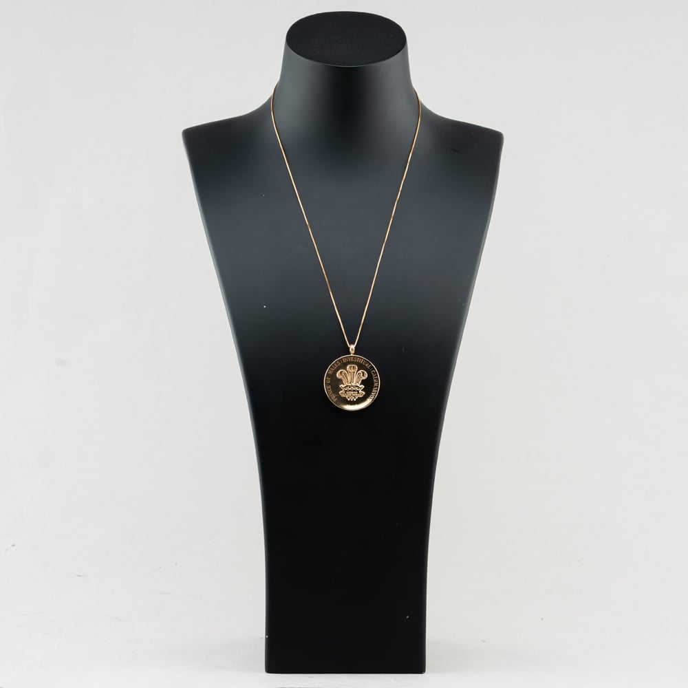 Pre-Owned 9ct Yellow Gold Round Welsh Investiture Locket Pendant & 20 Inch Box Chain 41143607