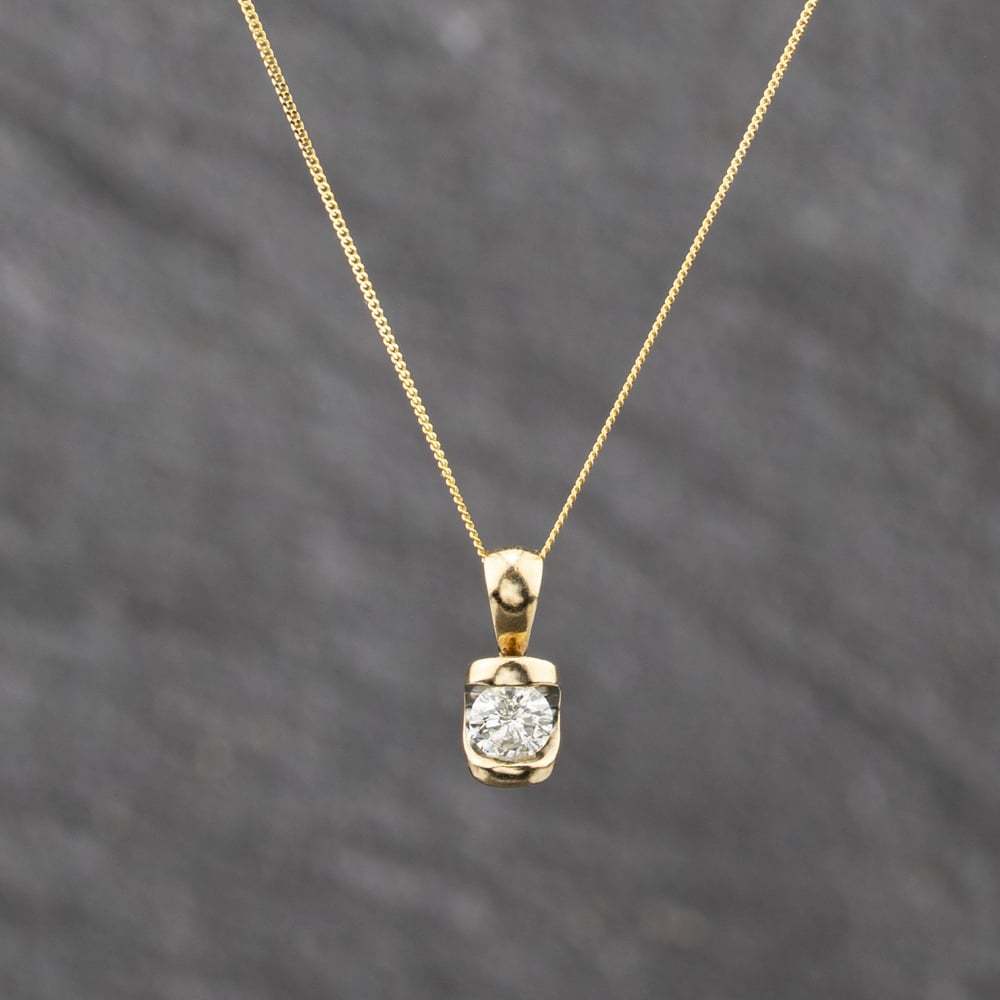 Pre-Owned 9ct Yellow Gold Diamond Single Stone Pendant &amp; 18 Inch Curb Chain 41143636