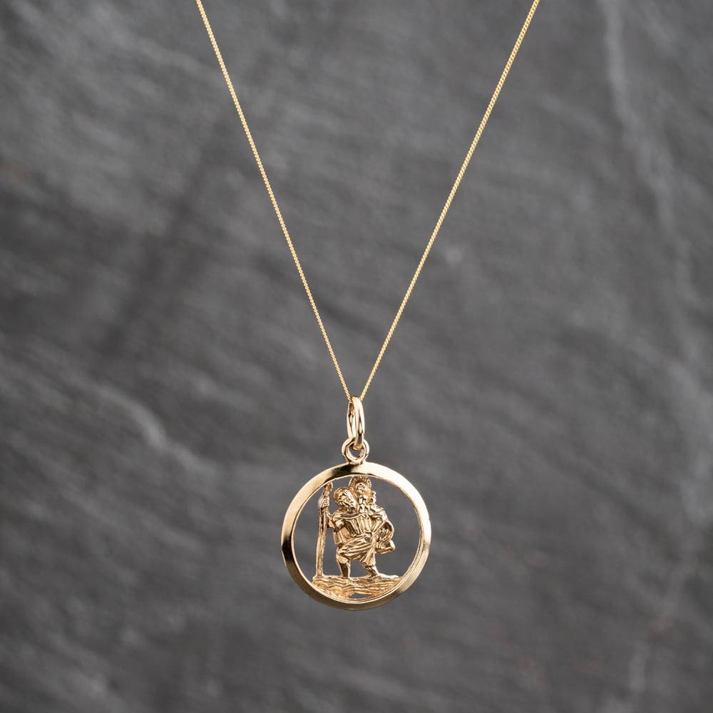Pre-Owned 9ct Yellow Gold Openwork Round St Christopher Pendant & 18 Inch Curb Chain 41143647