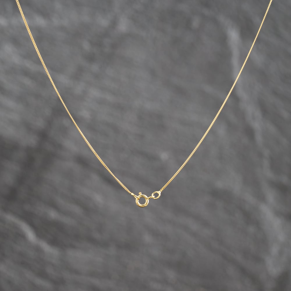 Pre-Owned 9ct Yellow Gold Cross Pendant & 18 Inch Curb Chain 41143649