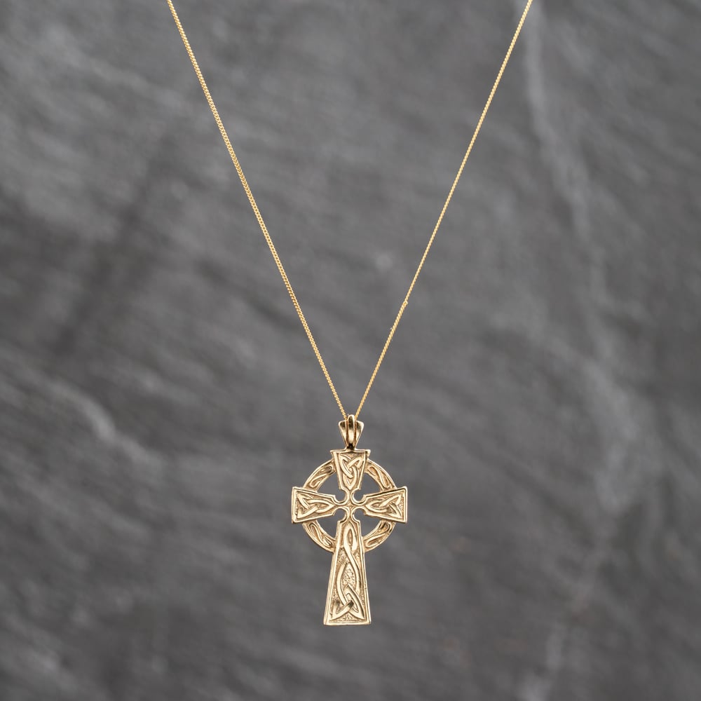 Pre-Owned 9ct Yellow Gold Celtic Cross Pendant &amp; 18 Inch Curb Chain 41143652