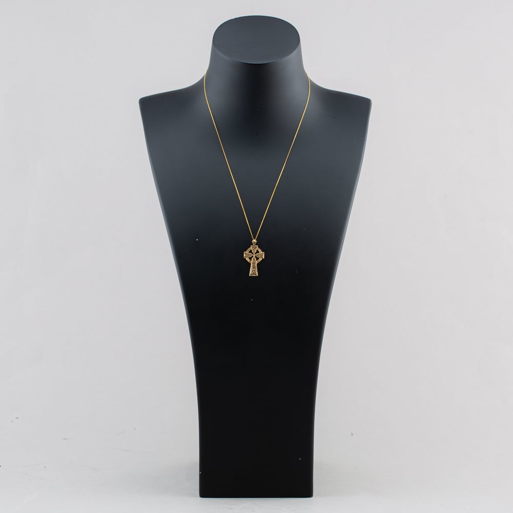 Pre-Owned 9ct Yellow Gold Celtic Cross Pendant & 18 Inch Curb Chain 41143652