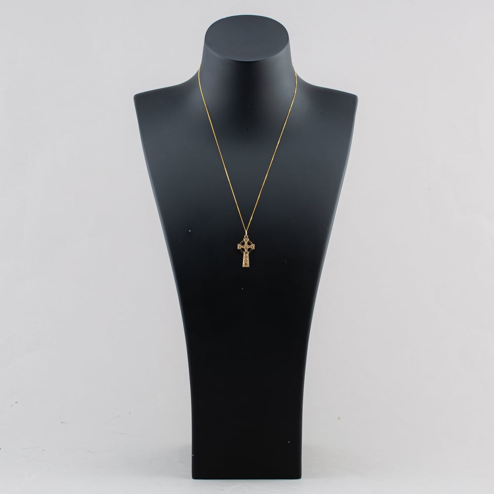Pre-Owned 9ct Yellow Gold Celtic Cross Pendant & 18 Inch Curb Chain 41143653