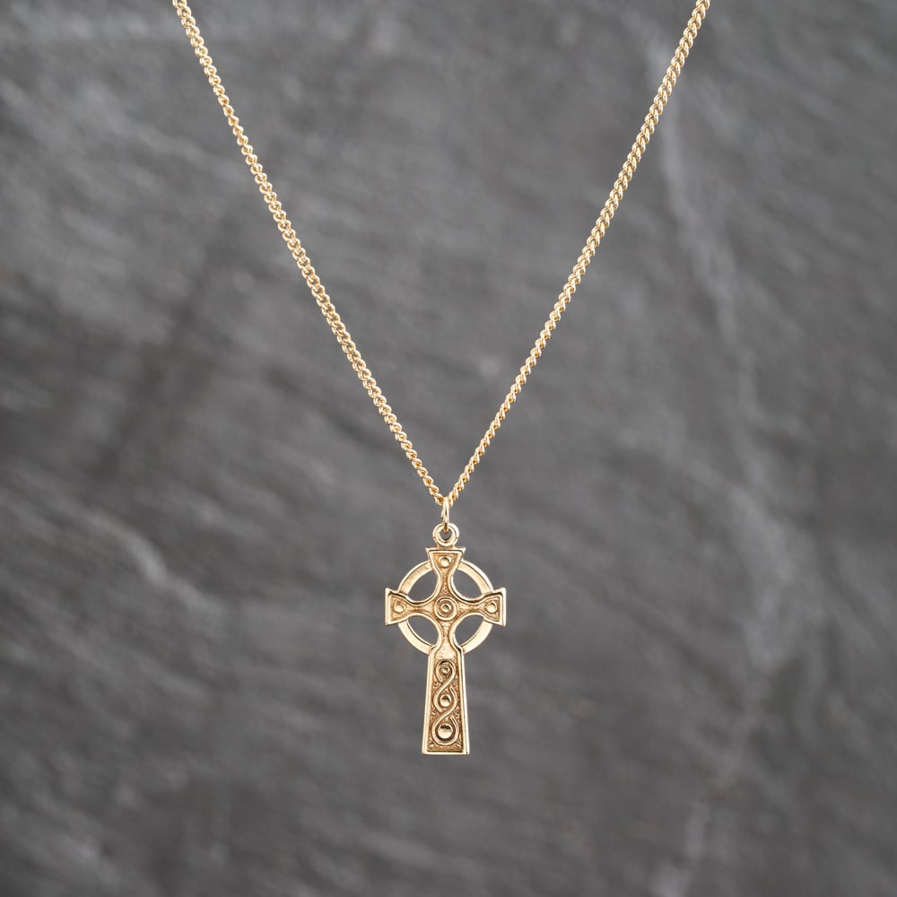 Pre-Owned 9ct Yellow Gold Celtic Cross Pendant &amp; 18 Inch Curb Chain 41143654