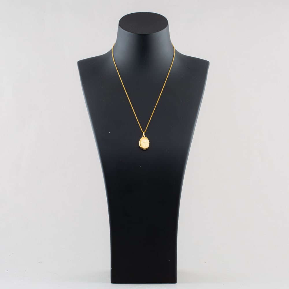 Pre-Owned 9ct Yellow Gold Engraved Oval Locket Pendant & 18 Inch Prince Of Wales Chain 41143660