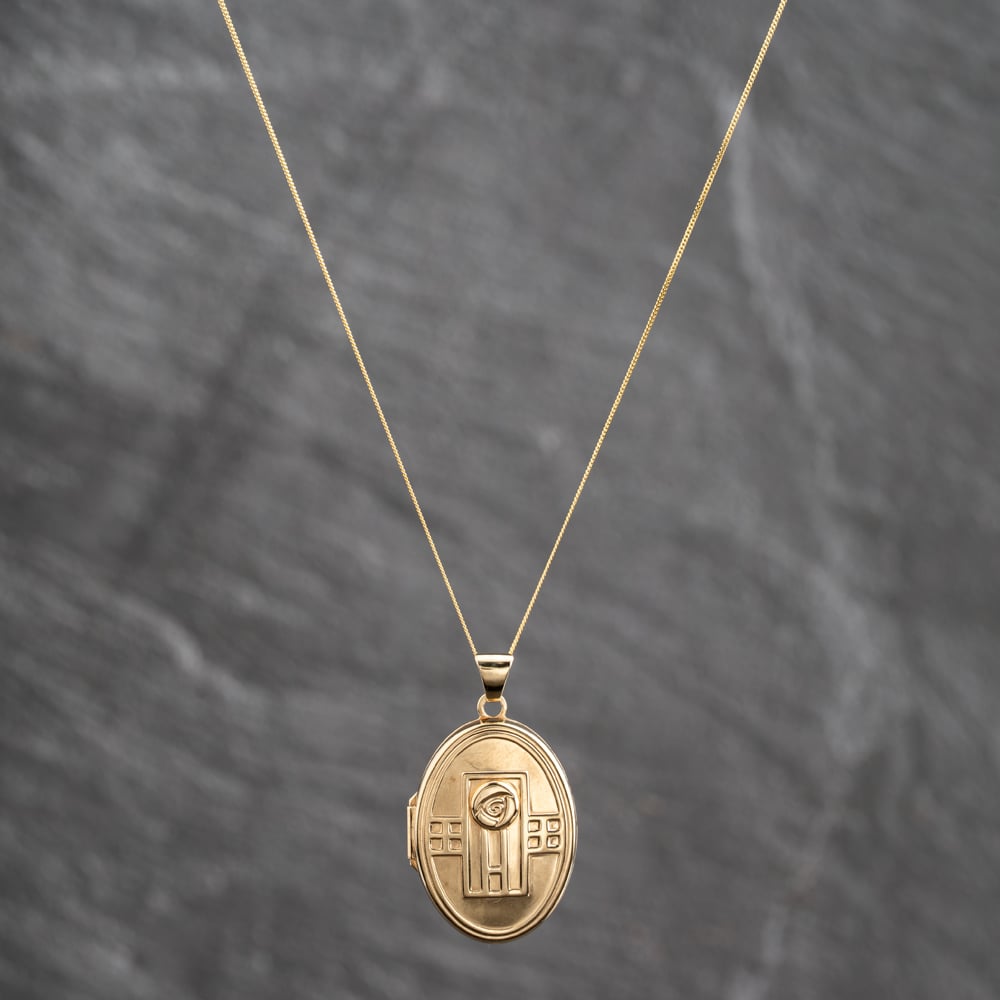 Pre-Owned 9ct Yellow Gold Renni Mackintosh Style Oval Locket Pendant &amp; 18 Inch Curb Chain 41143662
