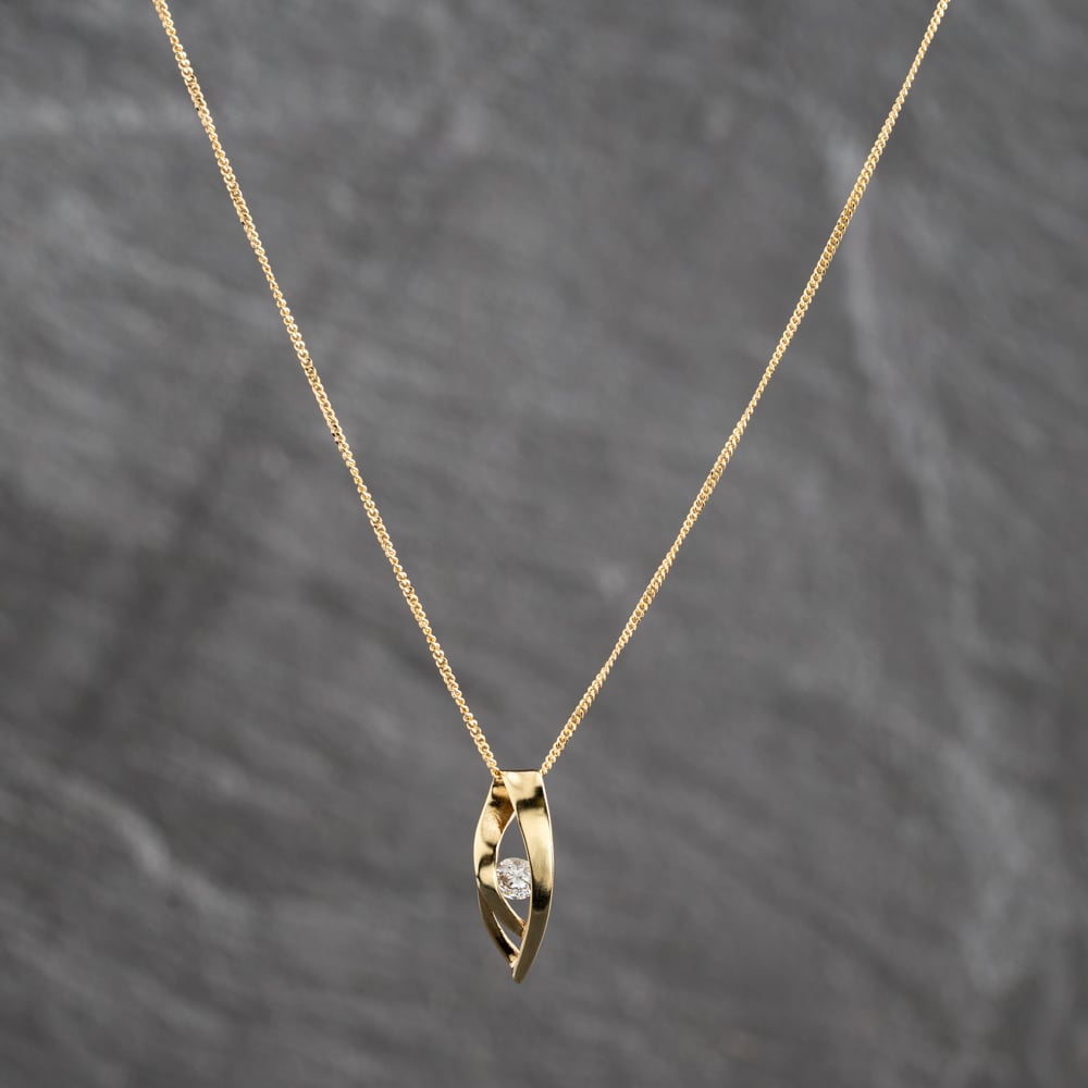 Pre-Owned 9ct Yellow Gold Cubic Zirconia Set Pendant &amp; 18 Inch Curb Chain 41143664