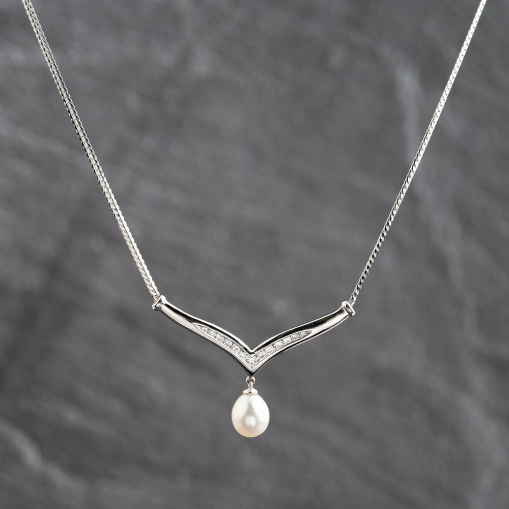 Pre-Owned 9ct White Gold Freshwater Pearl &amp; 0.20ct Diamond Pendant &amp; 16 Inch Curb Chain 41143674