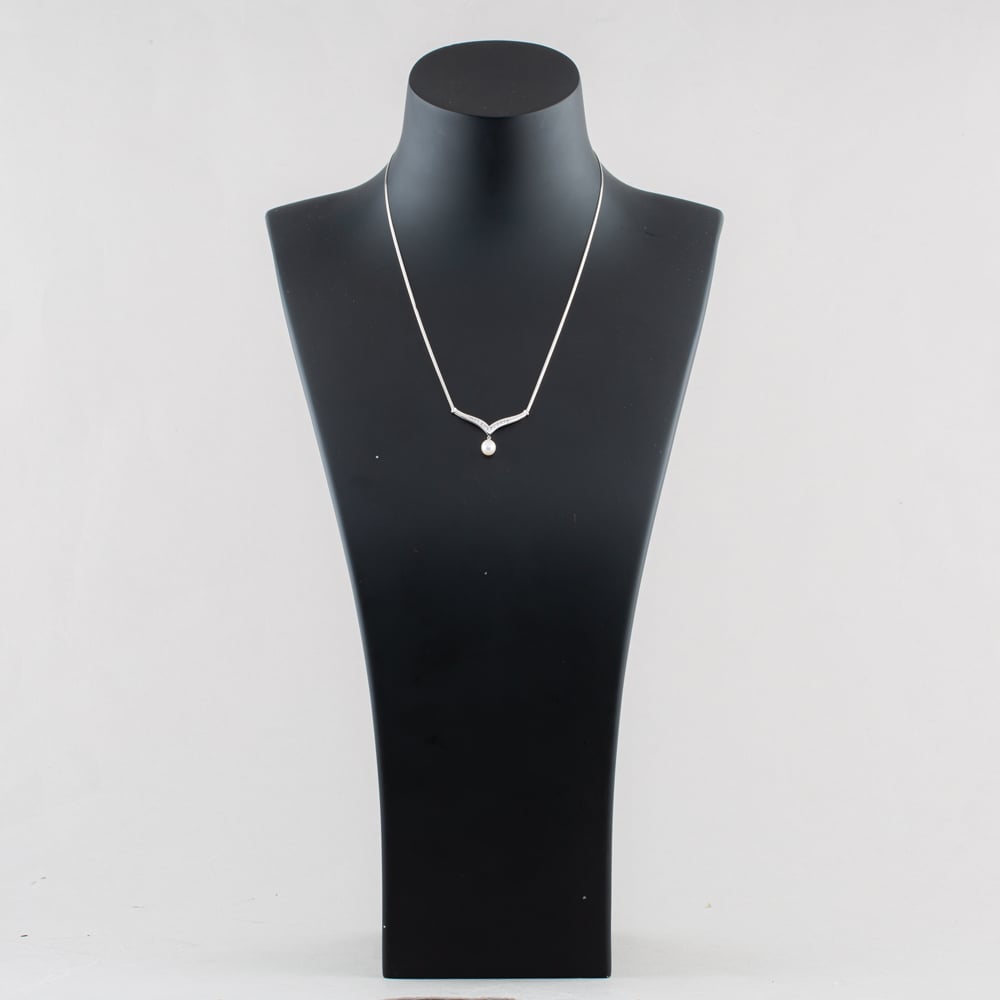 Pre-Owned 9ct White Gold Freshwater Pearl & 0.20ct Diamond Pendant & 16 Inch Curb Chain 41143674
