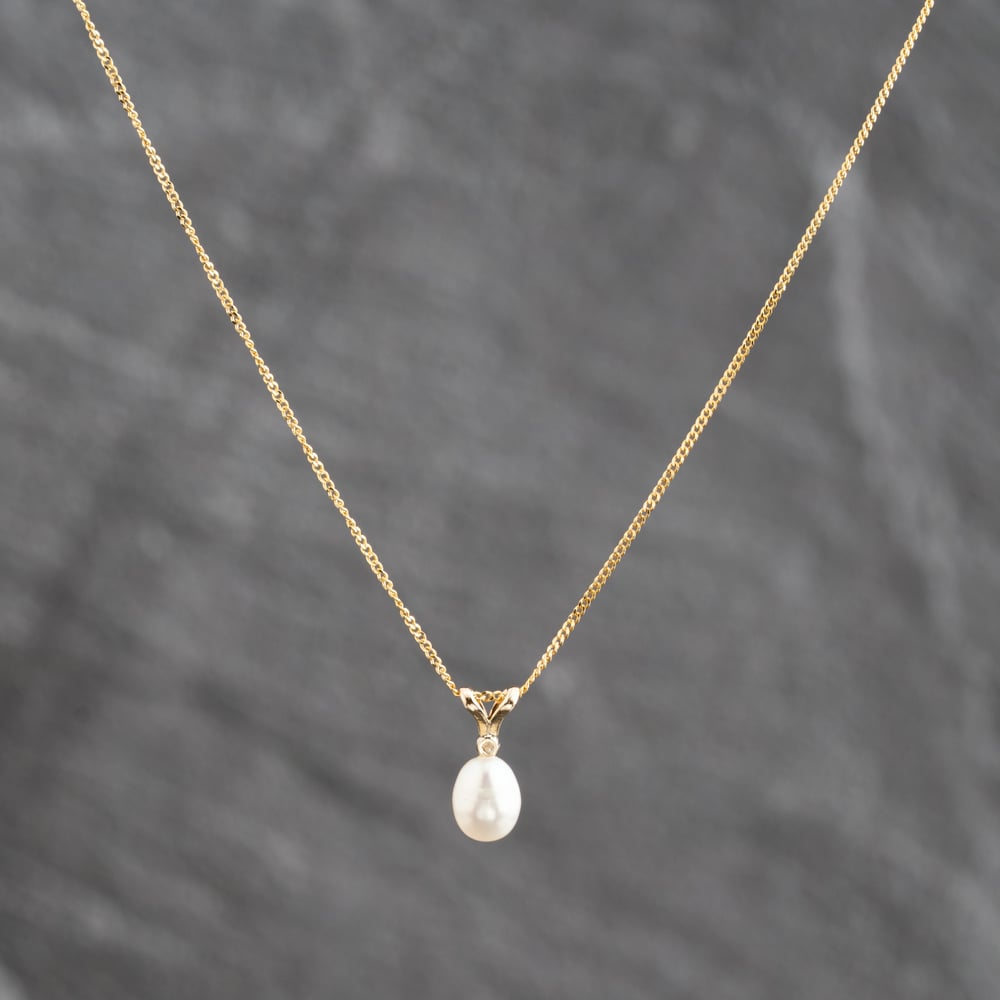 Pre-Owned Yellow Gold Freshwater Pearl &amp; 0.01ct Diamond Pendant &amp; 18 Inch Curb Chain 41143675