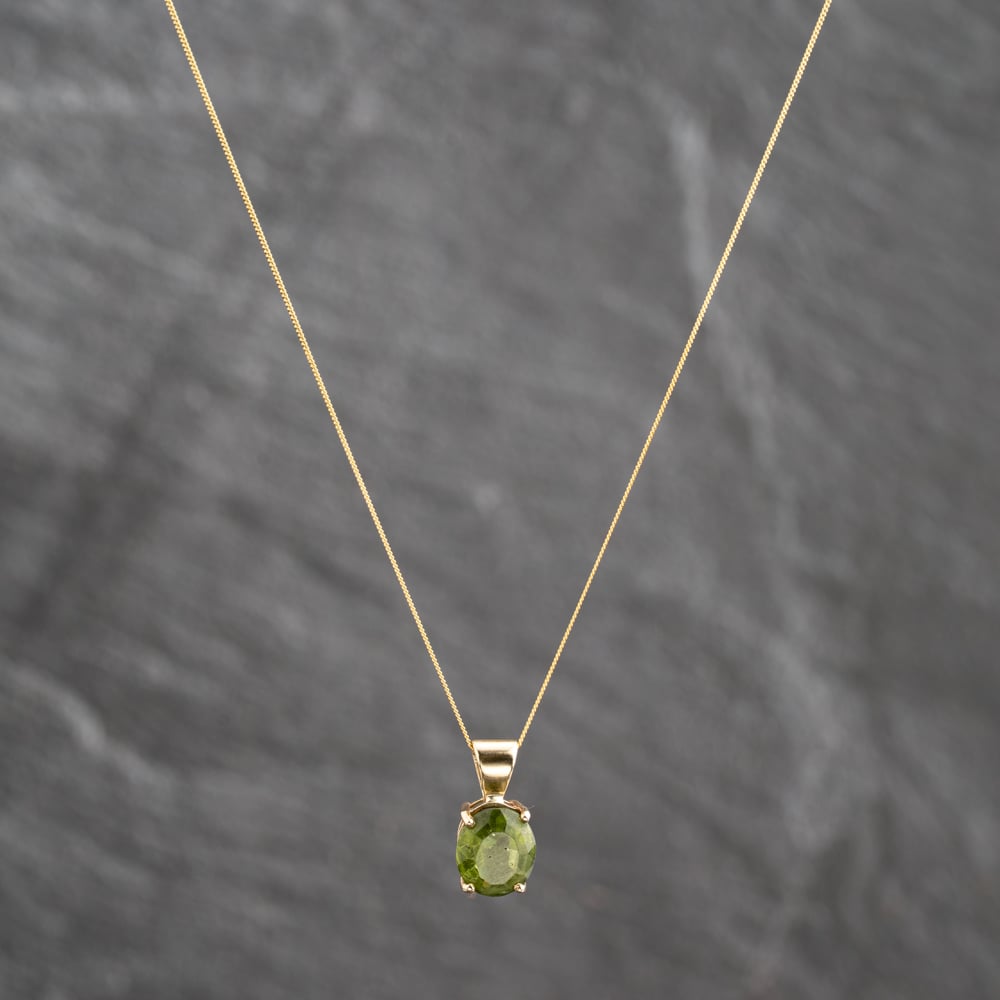 Pre-Owned Yellow Gold Peridot Oval Pendant &amp; 18 Inch Curb Chain 41143693