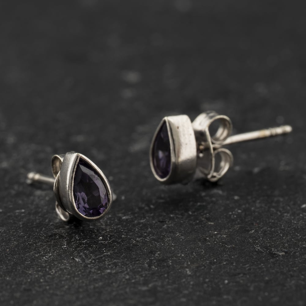 Pre-Owned White Gold 6mm Amethyst Set Tear Drop Stud Earrings 41174608