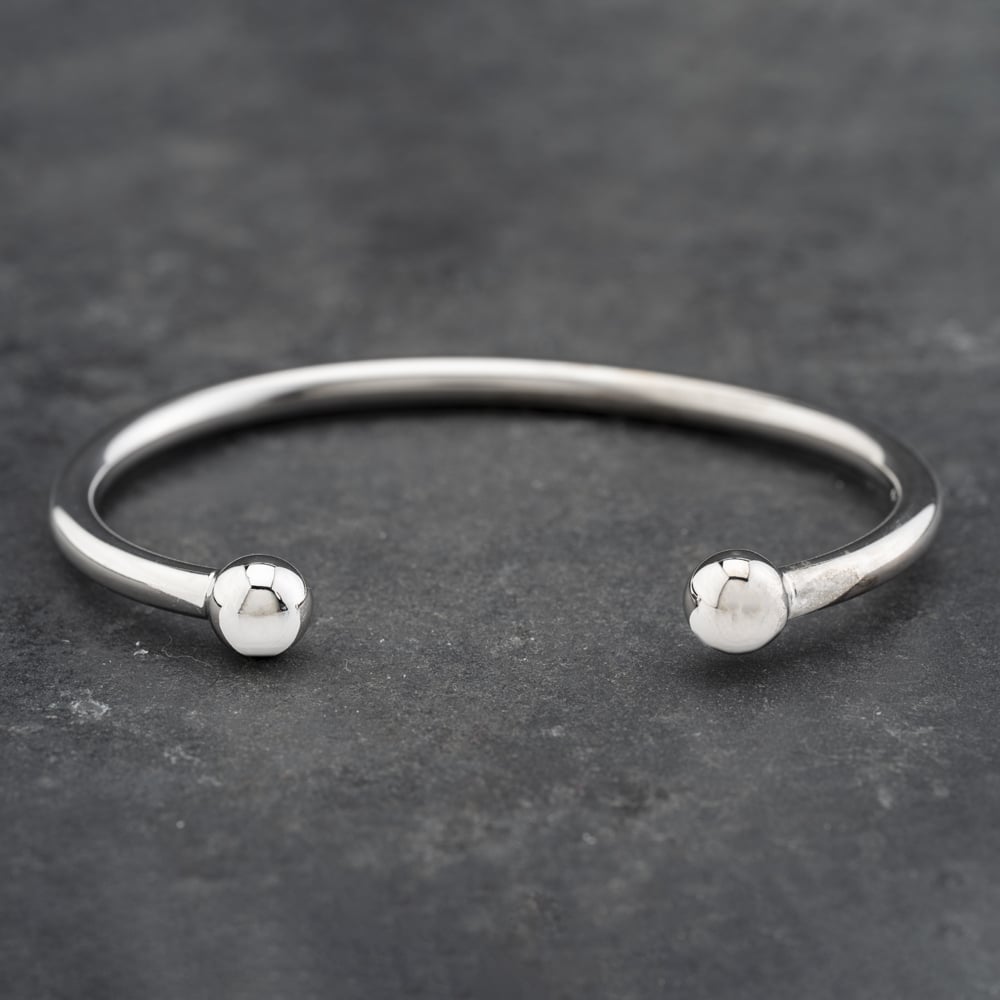 Pre-Owned White Gold Standard Torque Bangle 41211141