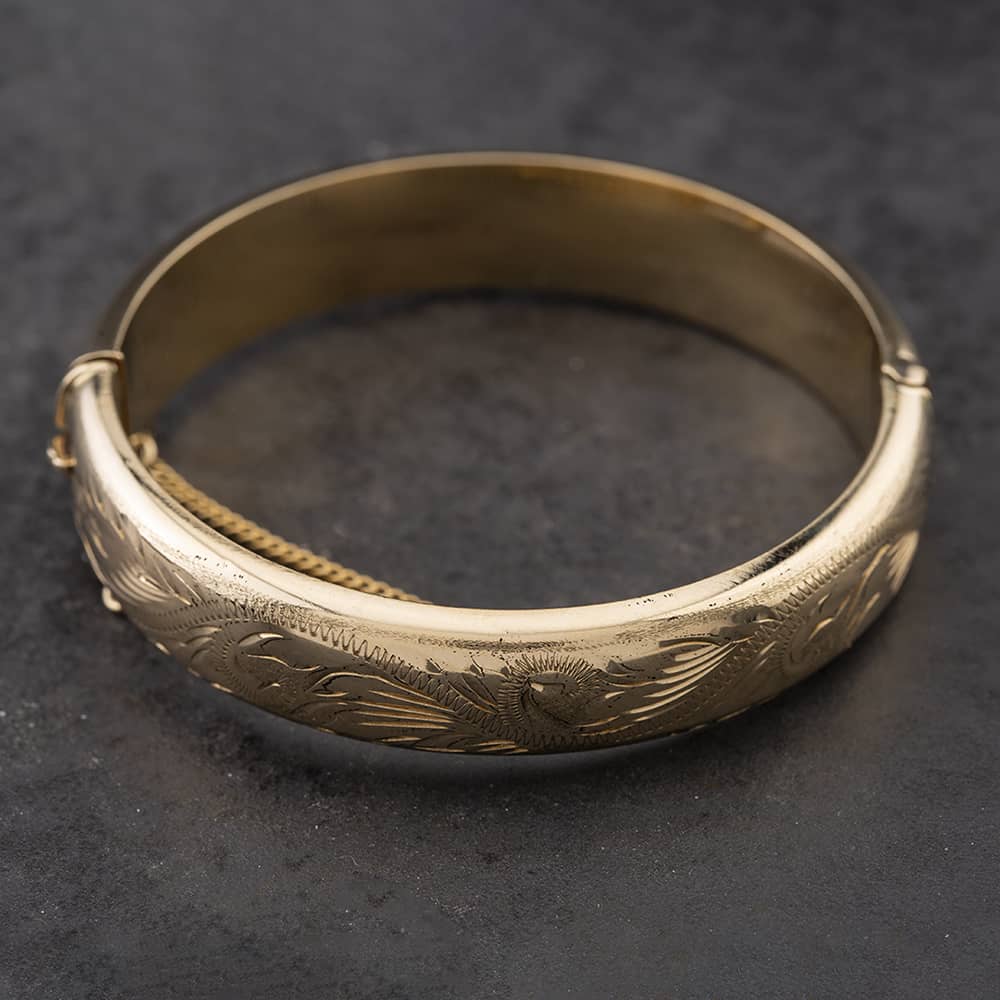 Product photograph of Pre-owned 9ct Yellow Gold Diamond Cut Standard Hinged Bangle 41211145 from The Jewel Hut