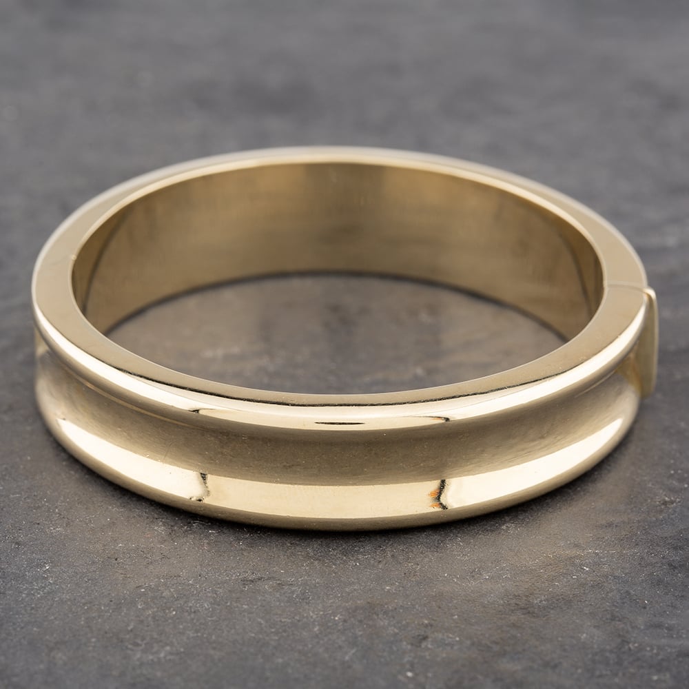 Product photograph of Pre-owned 9ct Yellow Gold Concave Plain Standard Hinged Bangle 41211166 from The Jewel Hut