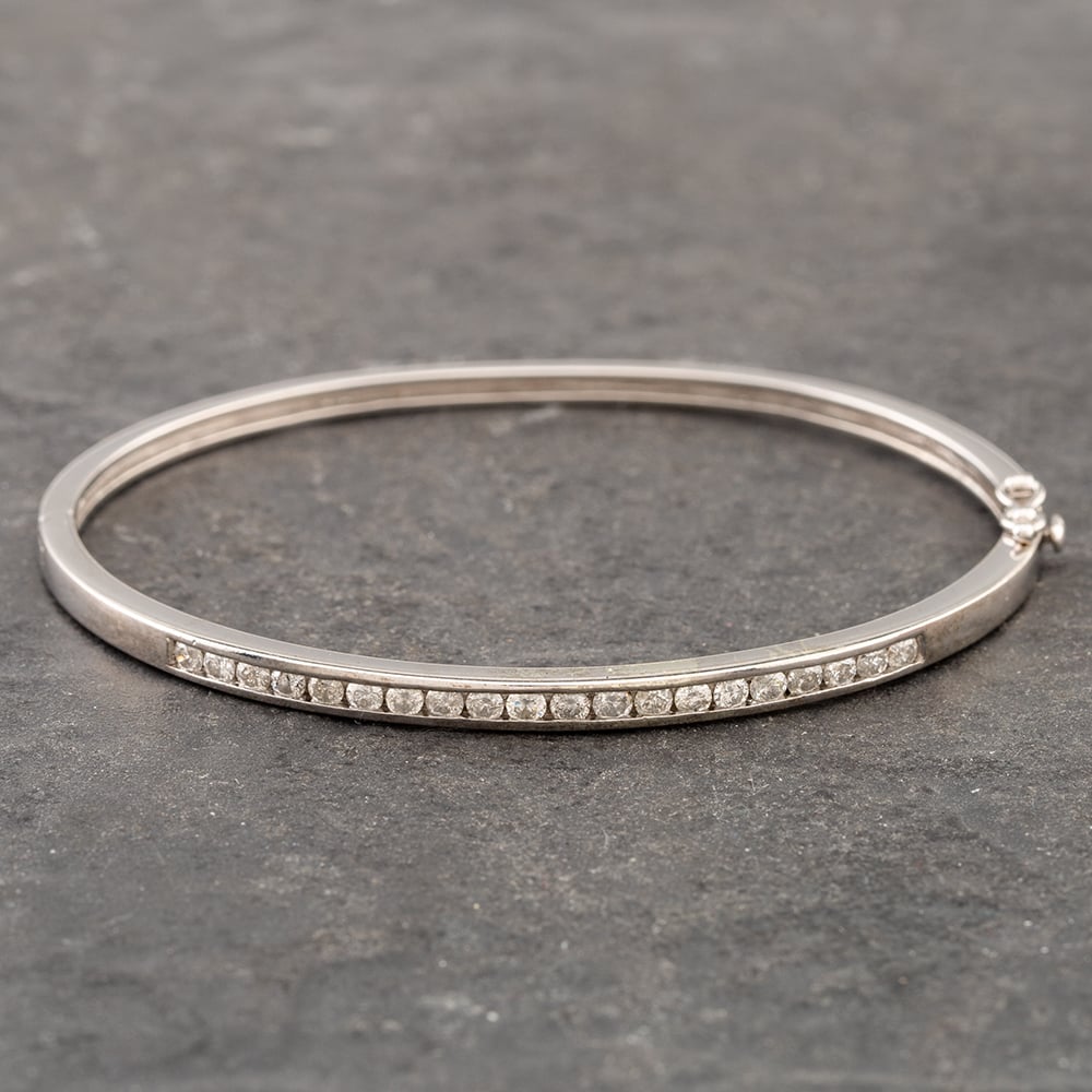 Product photograph of Pre-owned 9ct White Gold Standard Hinged Bangle 41211176 from The Jewel Hut