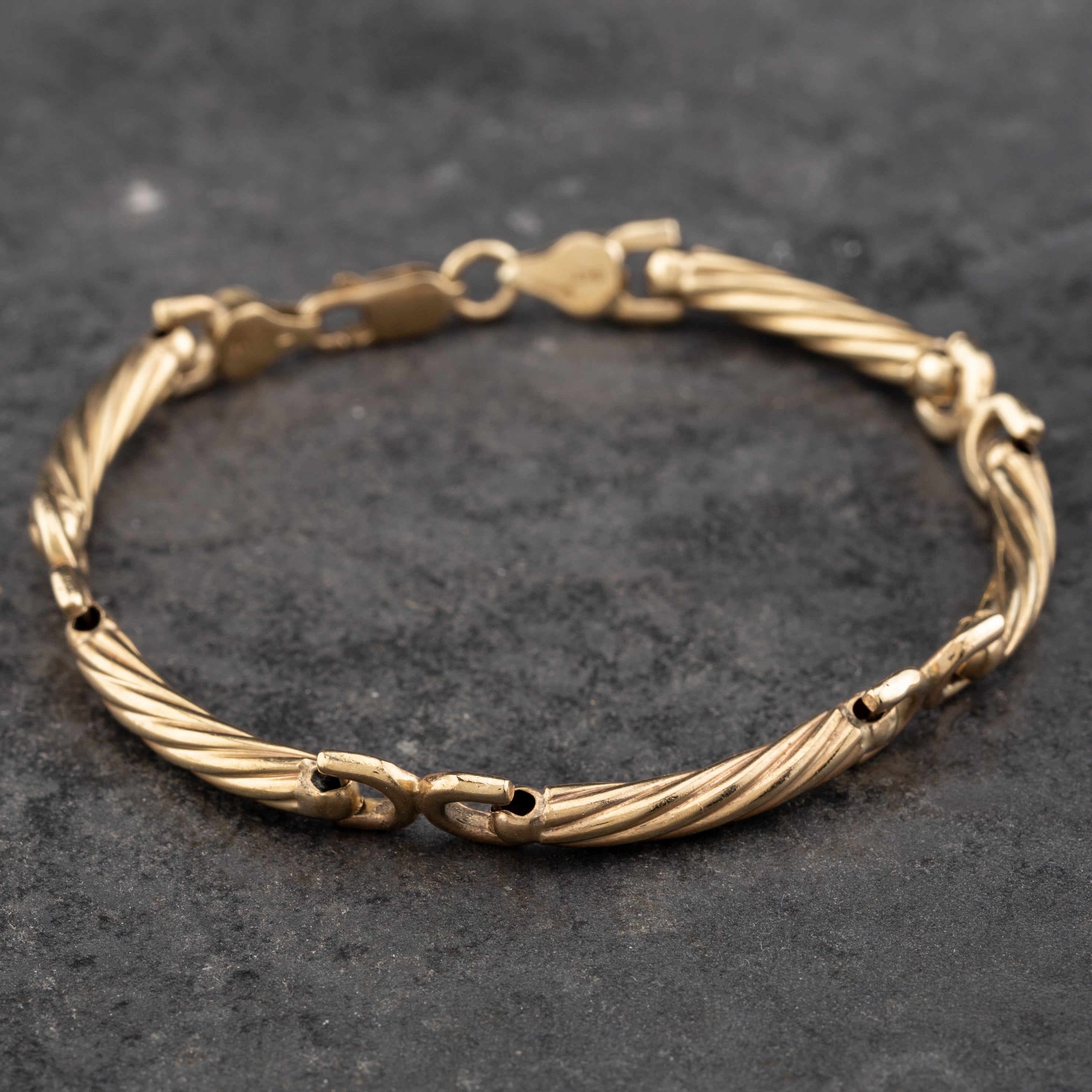Product photograph of Pre-owned 9ct Yellow Gold Twisted Bars 7 5 Inch Chain Bracelet 41281374 from The Jewel Hut