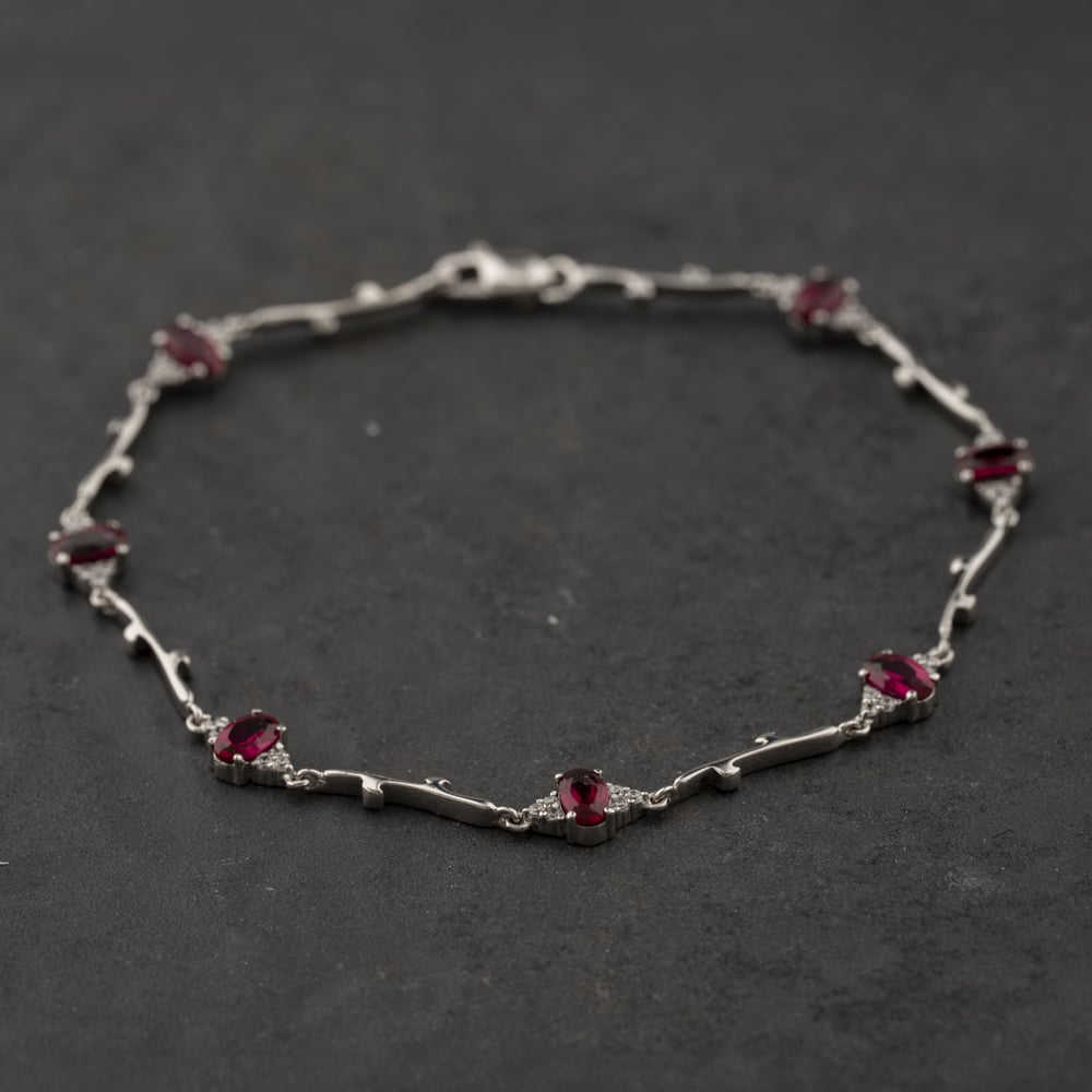 Pre-Owned 9ct White Gold Synthetic Ruby &amp; Cubic Zirconia Bar 7.25 Inch Bracelet 41281781