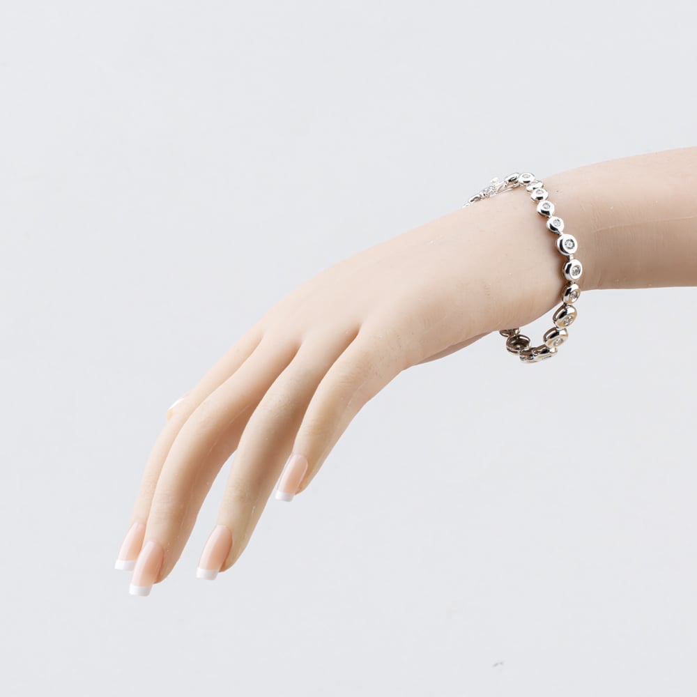 Pre-Owned 18ct White Gold 1.64ct Diamond Graduated Rubover Set 7 Inch Tennis Bracelet 41281858