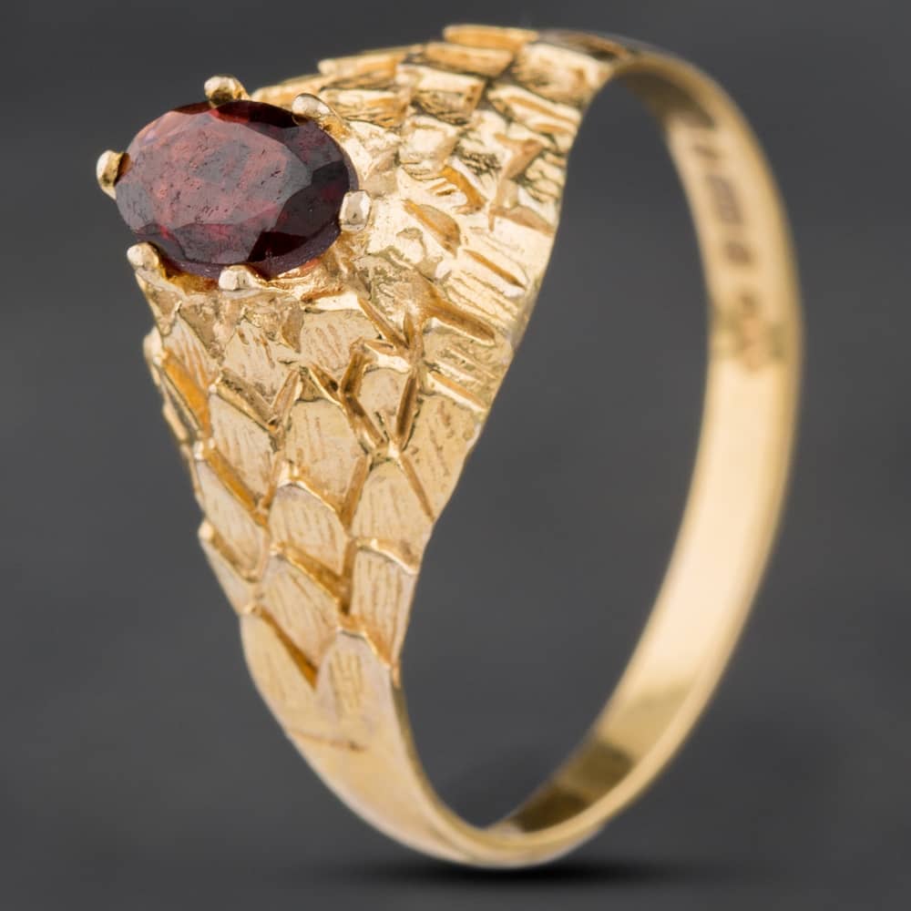 Product photograph of Pre-owned 9ct Yellow Gold Garnet Ring 4129380 from The Jewel Hut