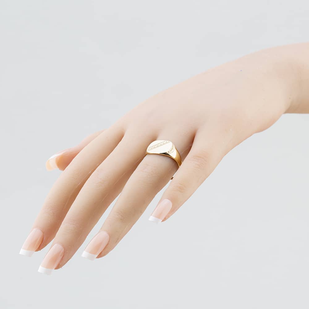 Pre-Owned 9ct Yellow Gold Oblong Part Patterned Signet Ring 41341542