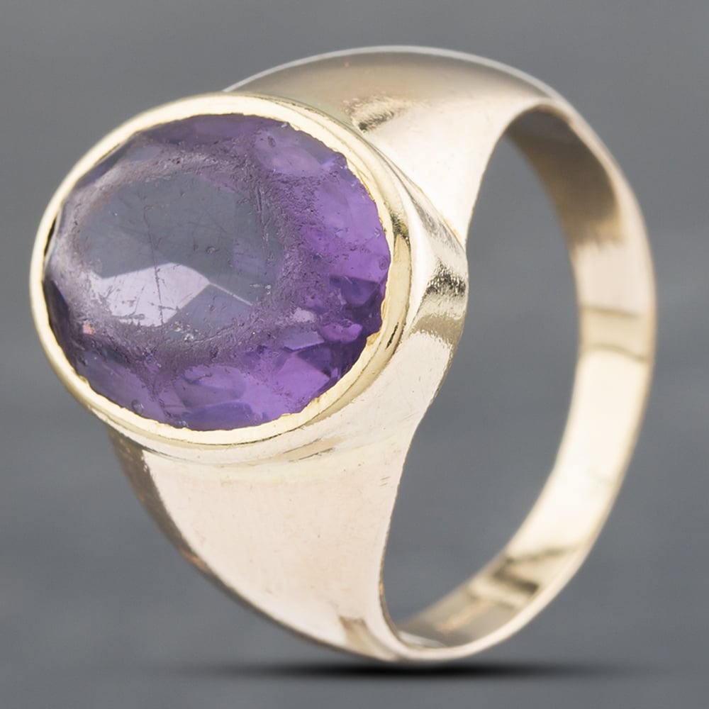 Product photograph of Pre-owned 9ct Yellow Gold Amethyst Signet Ring 41341565 from The Jewel Hut