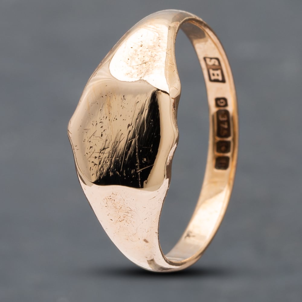 Product photograph of Pre-owned Vintage 9ct Yellow Gold Signet Ring 41341578 from The Jewel Hut