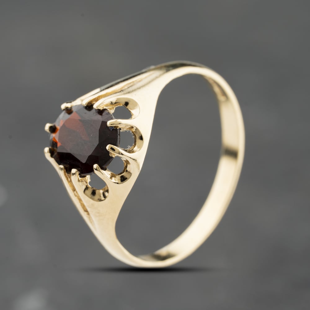 Pre-Owned 9ct Yellow Gold Garnet Oval Signet Ring 41342345