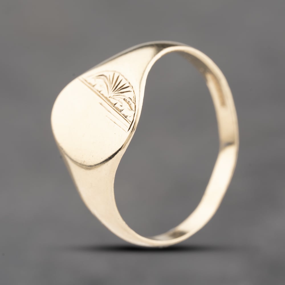Pre-Owned 9ct Yellow Gold Oval Half Engraved Signet Ring 41342370