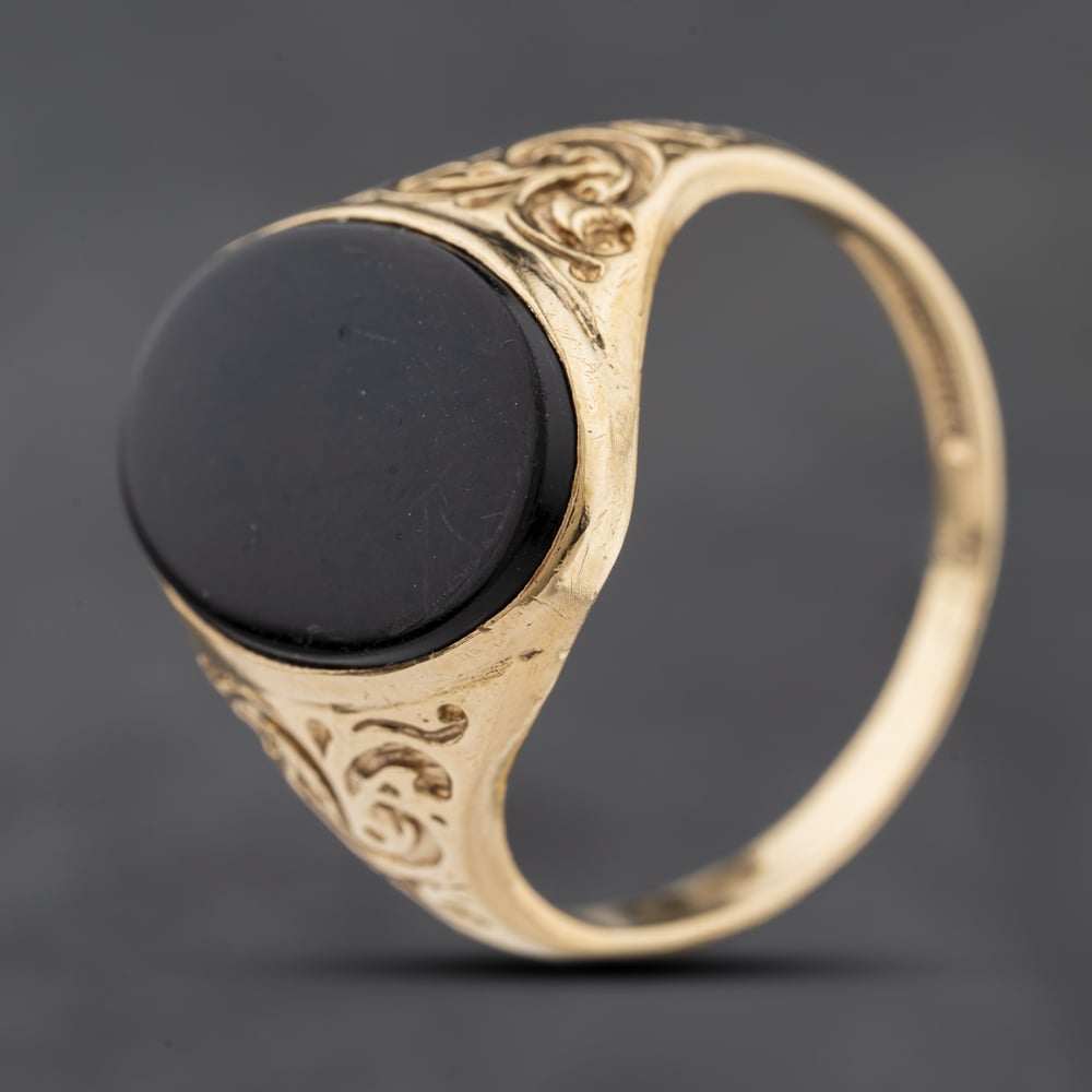 Pre-Owned 9ct Yellow Gold Onyx Oval Signet Ring 41342394