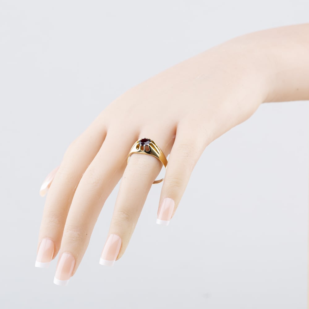 Pre-Owned 9ct Yellow Gold Garnet Single Stone Signet Ring 41342515