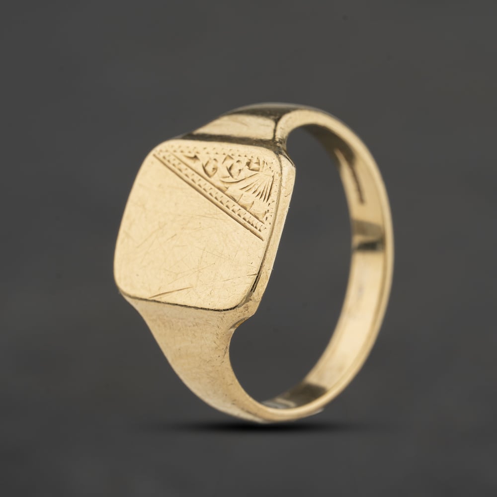 Pre-Owned 9ct Yellow Gold Cushion Signet Ring 41342548