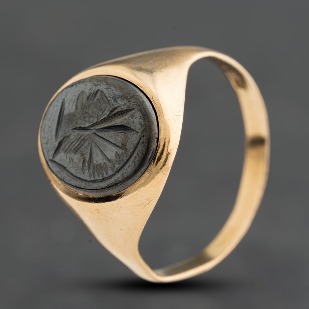 Pre-Owned 9ct Yellow Gold Hematite Oval Signet Ring 41342632