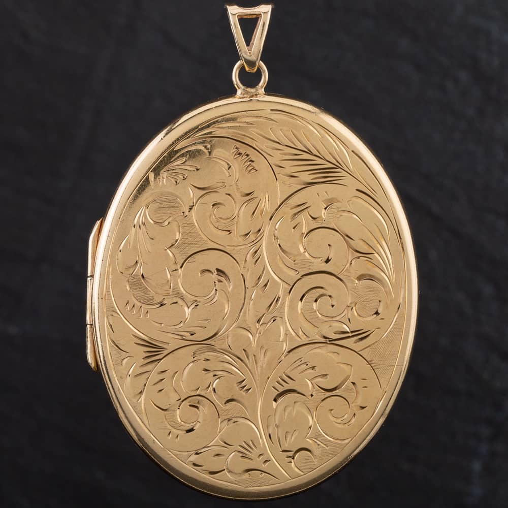Product photograph of Pre-owned 9ct Yellow Gold Large Oval Engraved Locket 4139230 from The Jewel Hut