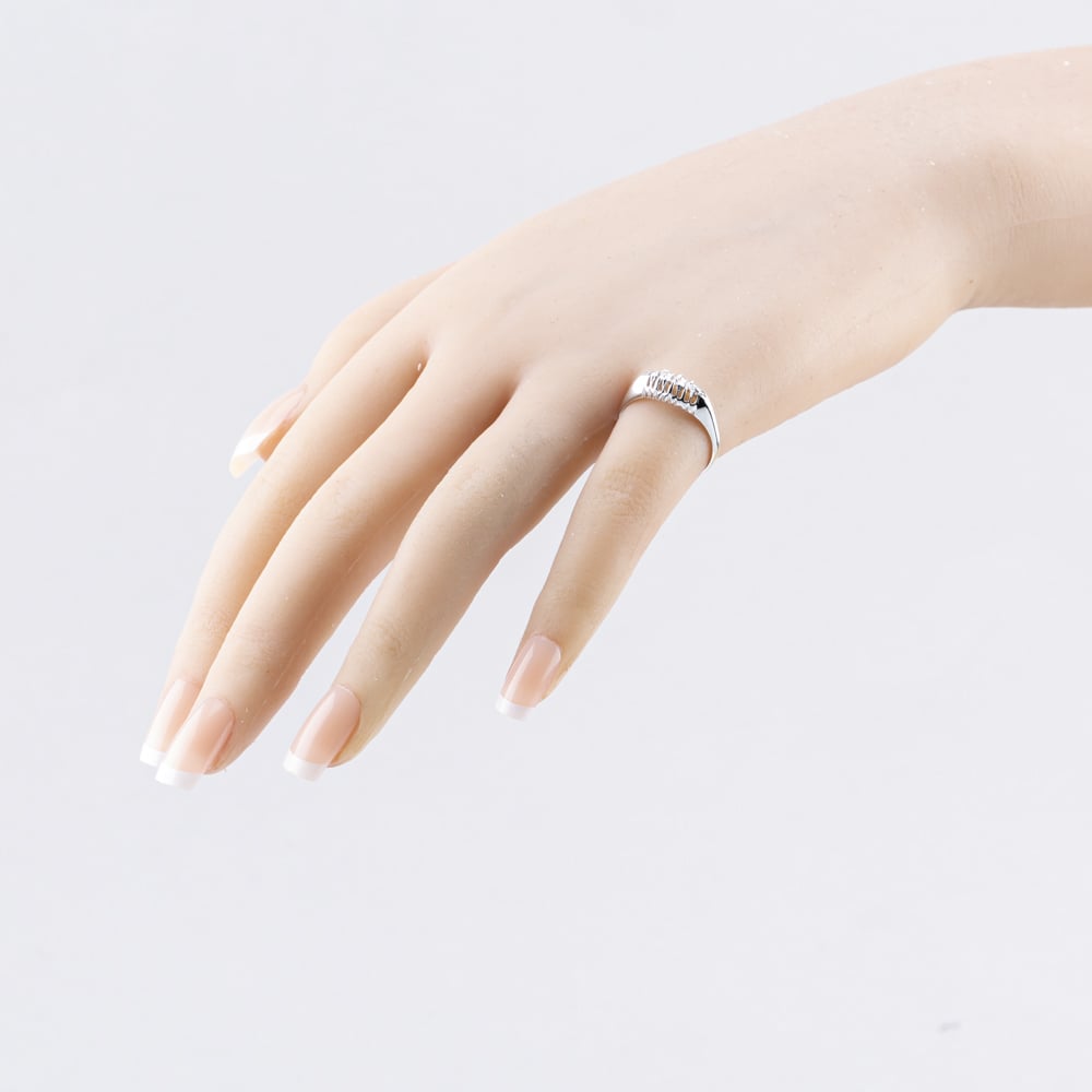Pre-Owned Vintage 18ct White Gold 0.10ct Diamond Graduated Five Stone Ring 41482159