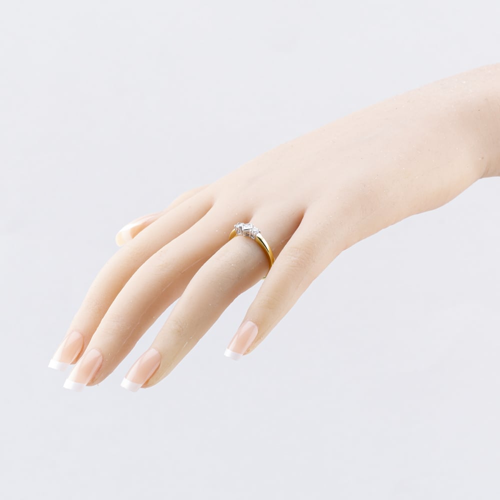 Pre-Owned 18ct Yellow Gold 0.25ct Diamond Three Stone Ring 41482397